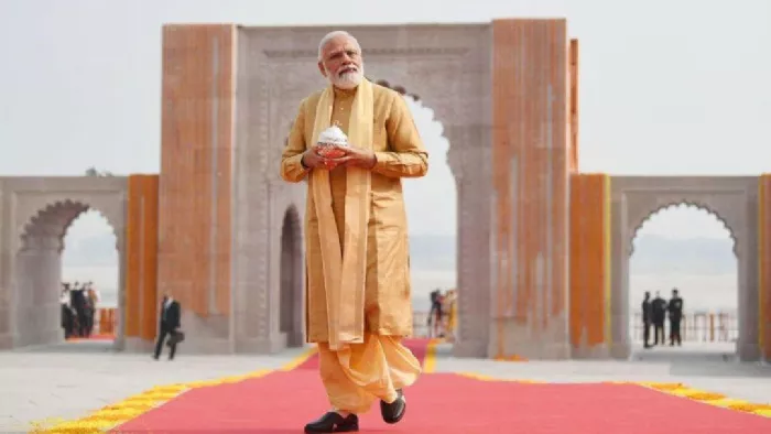 वाराणसी में सरकार ध्यान नहीं दे रही है और जनता का कार्य प्रभावित हो रहा है।