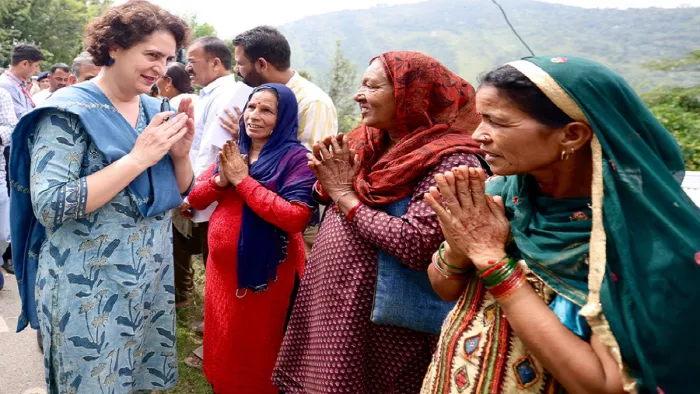 भूस्खलन से प्रभावित परिवारों से मिलीं प्रियंका गांधी, केंद्र सरकार पर साधा निशाना