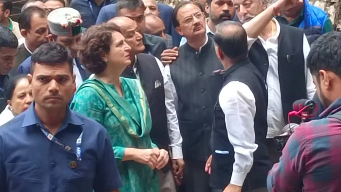 शिमला के शिव मंदिर पहुंचीं प्रियंका गांधी