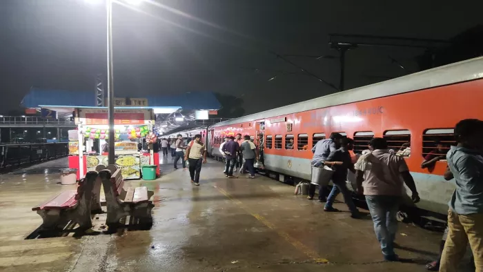 पूर्वोत्तर रेलवे में भ्रष्टाचार की जड़ें बहुत गहरी हैं। सामग्री प्रबंधन में सीबीआइ की छापेमारी कोई नई नहीं है।