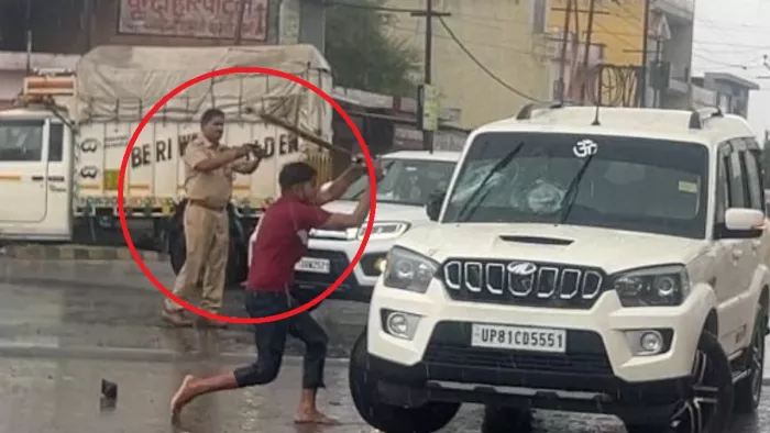 युवक द्वारा कार पर डंडा मारने के दौरान वीडियो बनाते एसआई किरनपाल। जागरण