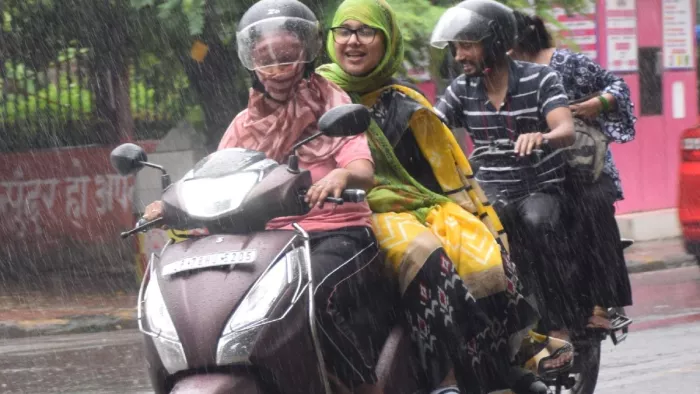 तेज बारिश के कारण कई जिलों में सड़कों पर पानी लग गया है। जागरण