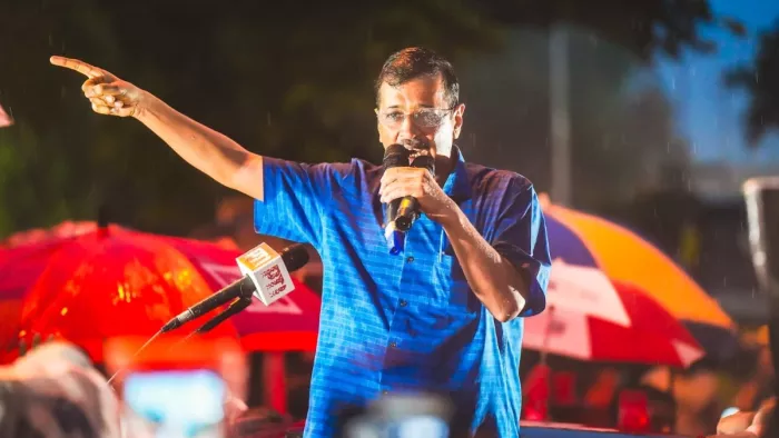 तिहाड़ जेल से बाहर आए दिल्ली के सीएम अरविंद केजरीवाल। (फोटो सोर्स- AAP ट्विटर)