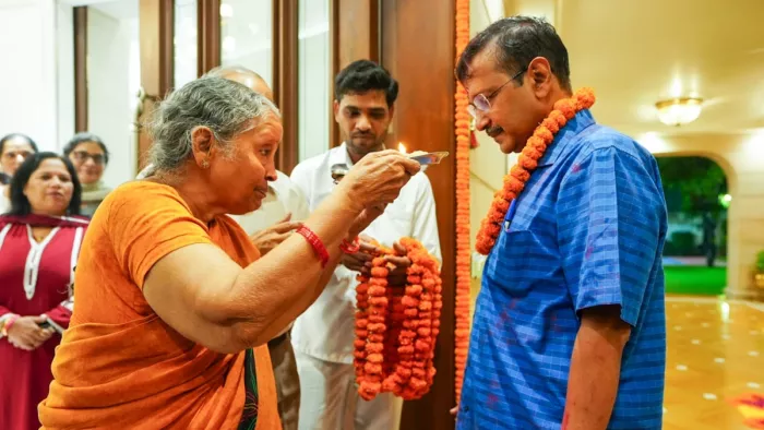 177 दिन बाद घर पहुंचे अरविंद केजरीवाल का हुआ भव्य स्वागत।