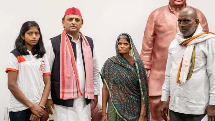 मंगेश यादव के परिजनों ने शुक्रवार को सपा अध्यक्ष अखिलेश यादव से पार्टी मुख्यालय में मुलाकात की। सपा