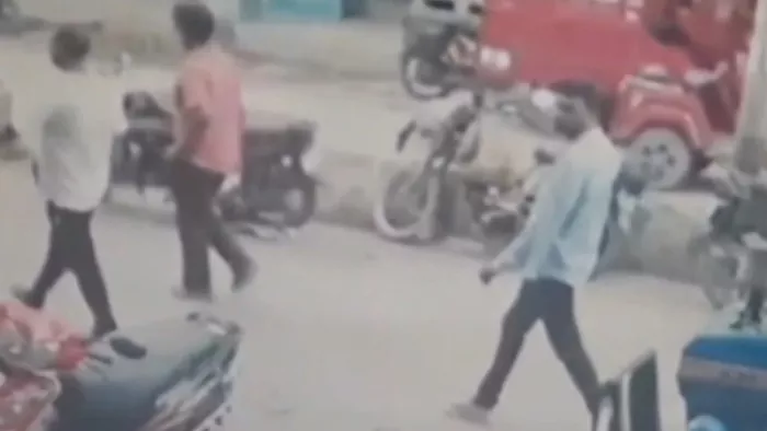 ज्वेलरी की दुकान में डकैती डालने से पहले दुकान के बाहर रेकी करते बदमाशों की CCTV का स्क्रीन शॉट। जागरण