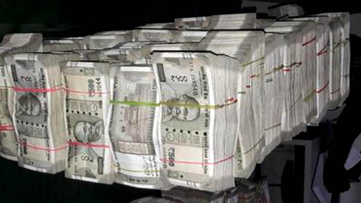 https://www.jagranimages.com/images/newimg/13092025/13_09_2025-72_lakh_cash_kolkata_24045161.jpg