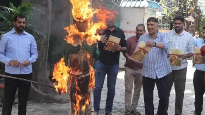 यूएई में होने वाले पाकिस्तान के साथ मैच को लेकर विरोध प्रदर्शन करते आम आदमी पार्टी के कार्यकर्ता।