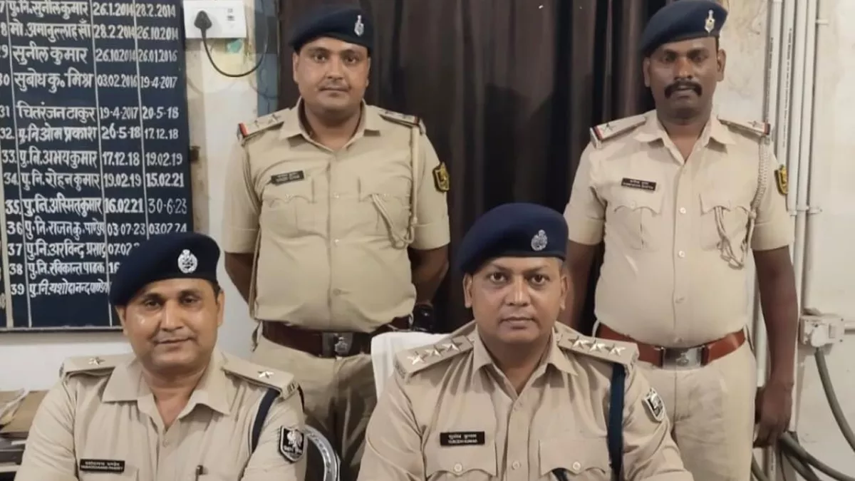हाजीपुर में जुआ के अड्डे पर छापेमारी, चार गिरफ्तार, छह मोबाइल बाइक ताश की गड्डी और नगद रुपए बरामद