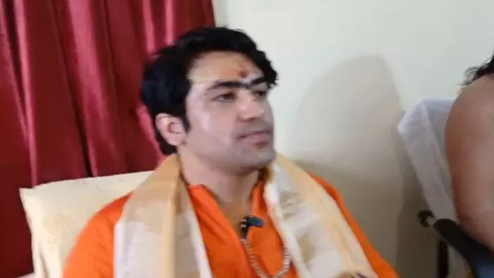 धीरेंद्र शास्त्री ने प्रधानमंत्री मोदी की सनातन धर्म के प्रति निष्ठा की सराहना की।