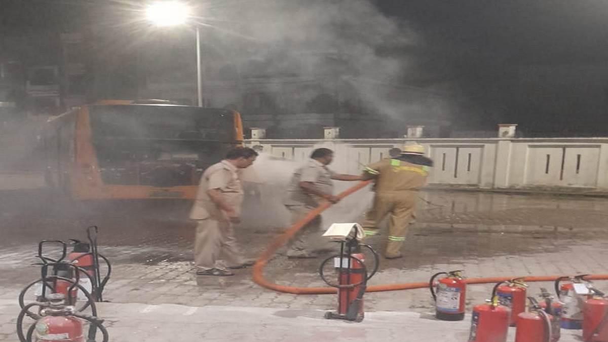 https://www.jagranimages.com/images/newimg/13092025/13_09_2025-fire_in_prayagraj_24045570.jpg