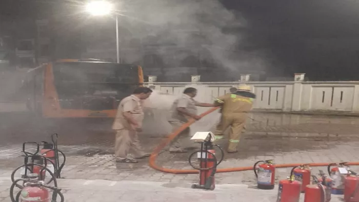 प्रयागराज के नैनी चार्जिंग स्टेशन में इलेक्ट्रिक बस में लगी आग बुझाते फायरकर्मी। जागरण