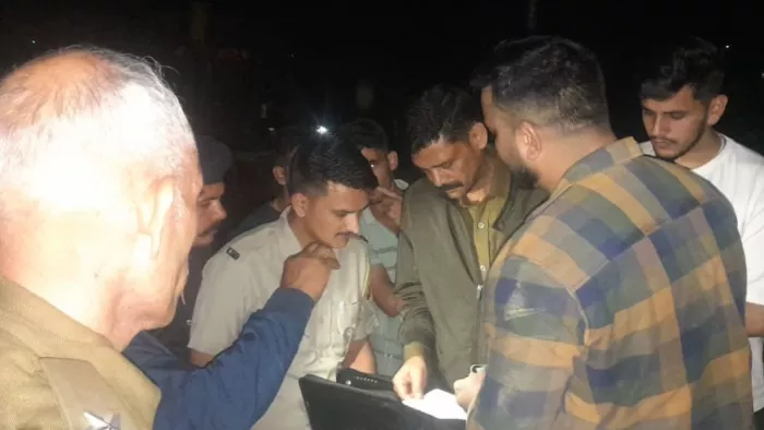 पिस्टल दिखाने पर लोगों की ओर से पकड़े गए युवकों से पूछताछ करती पुलिस। जागरण