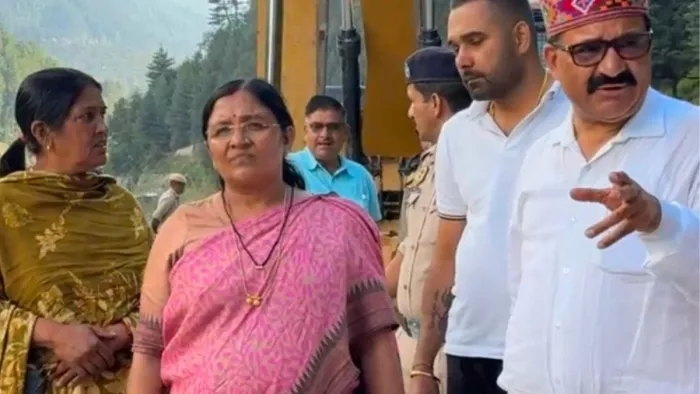 मनाली विधानसभा क्षेत्र में बाढ़ प्रभावित क्षेत्रों का निरीक्षण करते हुई केंद्रीय महिला एवं बाल विकास राज्य मंत्री सावित्री ठाकुर।