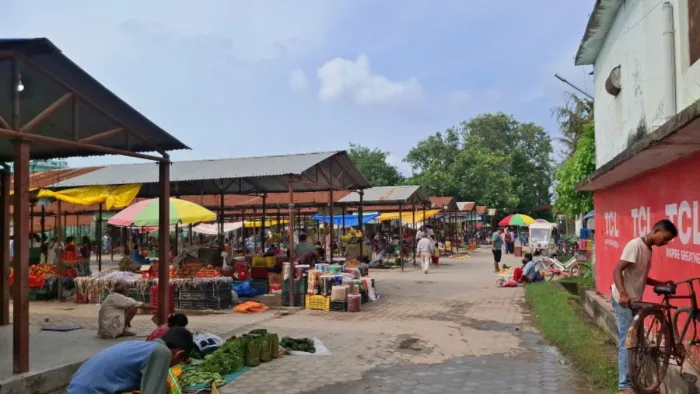 नेपाल के धनगढी में सामान्य हो रहा जनजीवन, बाजार खुले व निजी वाहन भी चले।
