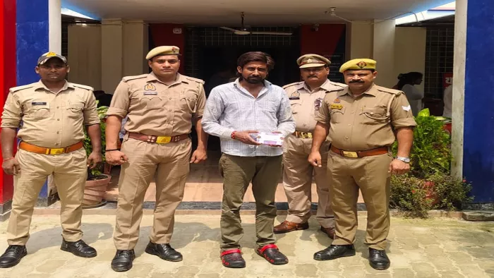 प्रतापगढ़ पुलिस की गिरफ्त में बेटी की हत्या का आरोपित पिता। जागरण