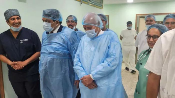 टांडा मेडिकल कॉलेज में रोबोटिक सर्जरी के दौरान डाक्टराों के साथ बात करते स्वास्थ्य मंत्री डा. शांडिल व अन्य। जागरण