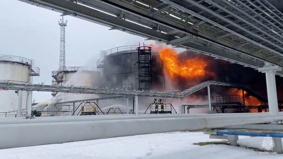 https://www.jagranimages.com/images/newimg/13092025/13_09_2025-russian_refinery_drone_attack_24046199.jpg