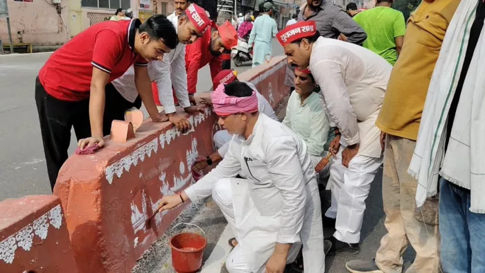 इस घटना से वाराणसी में सियासी माहौल गरमा गया है।
