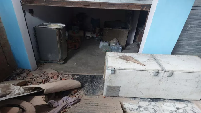 प्रयागराज के थरवई में व्यवसायी के घर चोरी के बाद घर में फैला सामान।