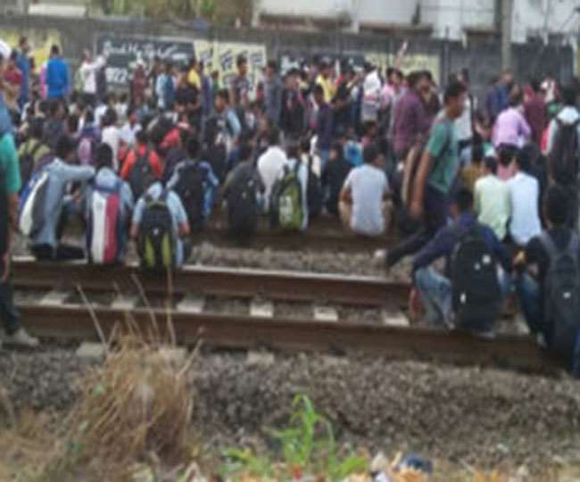 चुंचुड़ा व लिलुआ स्टेशन पर यात्रियों ने रेल अवरोध किया
