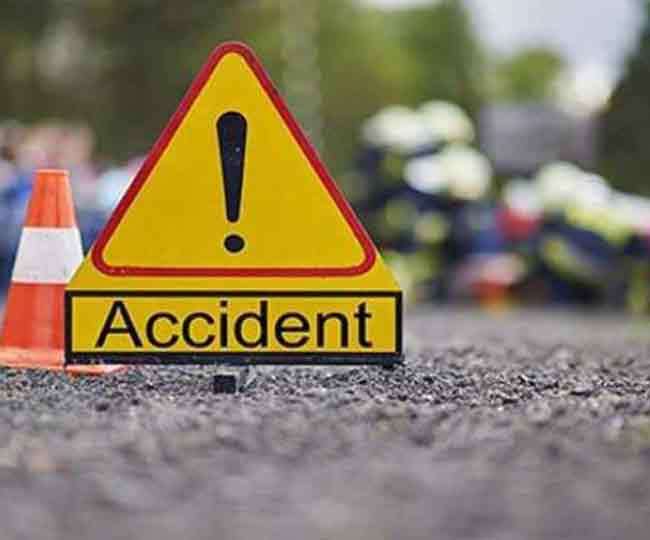औद्योगिक नगरी सेलाकुई में रोड पार कर रहे तीन युवकों को कंटेनर ने अपनी चपेट में ले लिया।