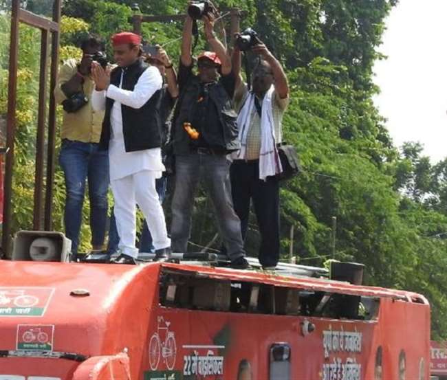 अखिलेश की विजय रथ यात्रा में दिख रहा कार्यकर्ताओं का उत्साह।