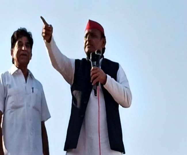 जालौन में बोलते हुए सपा मुखिया अखिलेश यादव।