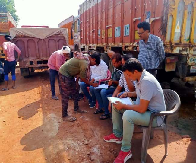 सीएम फ्लाइंग ने दादरी के रावलधी बाइपास से जब्त किए 13 ट्रैक्टर, चालान काटे