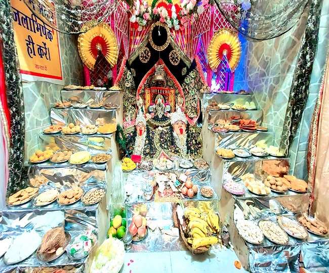 शारदीय नवरात्र के अष्टमी को जगत जननी मां दुर्गा के आठवें स्वरुप महागौरी की श्रद्धालुओं ने पूजा अर्चना की।