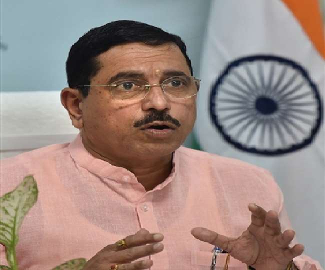 बिजली उत्पादन के लिए कोयले की आपूर्ति में कोई संकट की बात नहीं: कोयला मंत्री प्रह्लाद जोशी