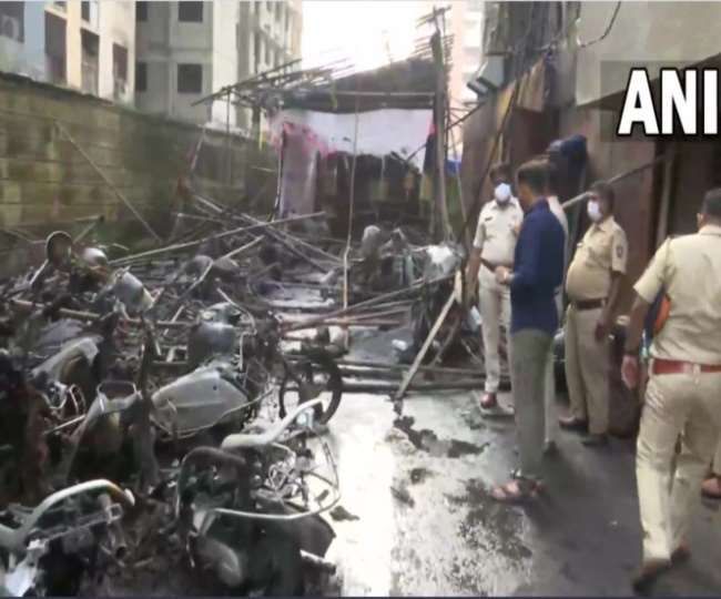 मुंबई के कुर्ला में नेहरू नगर इलाके में आवासीय सोसायटी में आग लग गई।