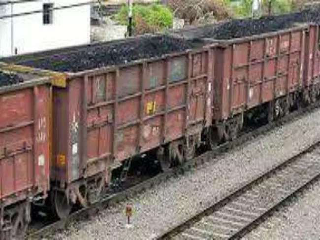 देशभर में कोयला संकट को देखते हुए कोयला लदी मालगाड़ियों को नॉनस्टॉप चलाया जा रहा है।