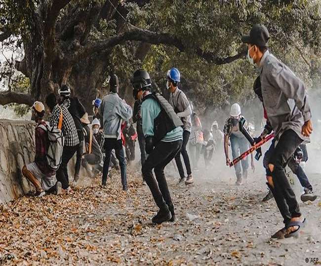 तख्तापलट की वजह से म्यांमार में बड़े पैमाने पर विरोध प्रदर्शन शुरू हआ