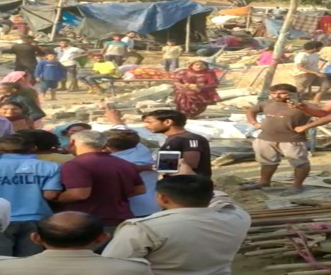 हाथ मे ईंट लेकर हमला करने के लिए तैयार महिला