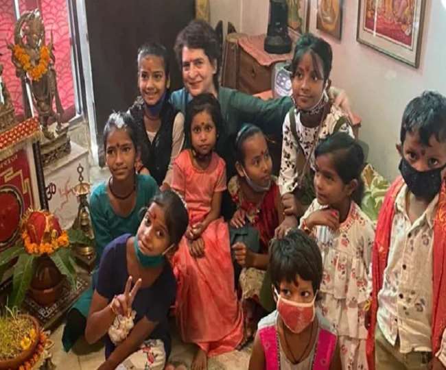 प्रियंका गांधी वाड्रा दुर्गा अष्टमी के अवसर पर बुधवार को छोटे बच्चों के साथ 'कन्या पूजन' किया (फोटो एएनआई)