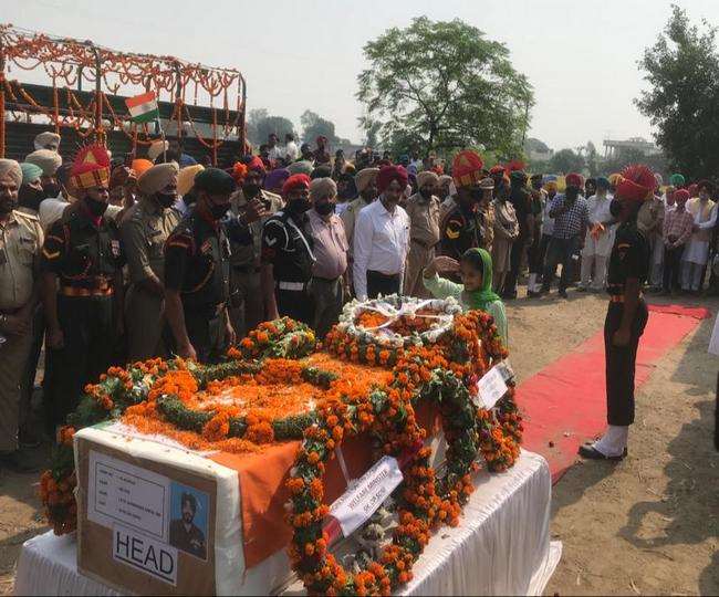 कपूरथला में पिता को अंतिम सलाम देती हुई उनकी 11 साल की बेटी।