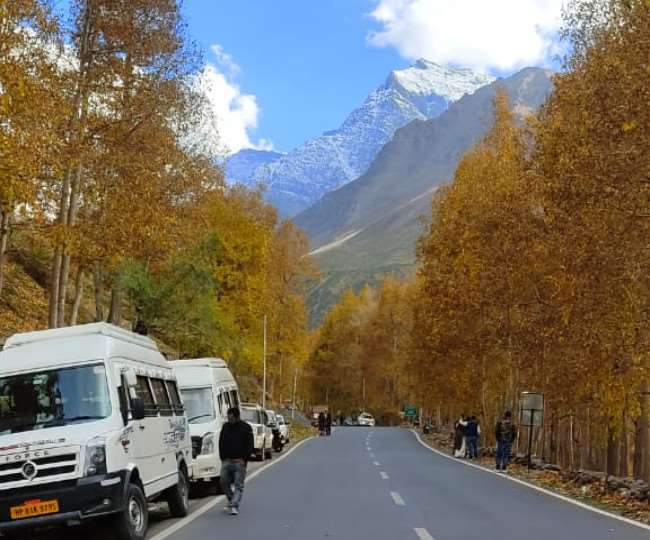 पहाड़ों की मल्लिका मनाली में दशहरा सीजन धीरे-धीरे गति पकड़ने लगा है।