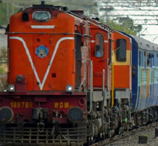 गोविंदपुरी से जाने वाली ट्रेनें चकेरी होते हुए प्रयागराज जा सकेंगी।