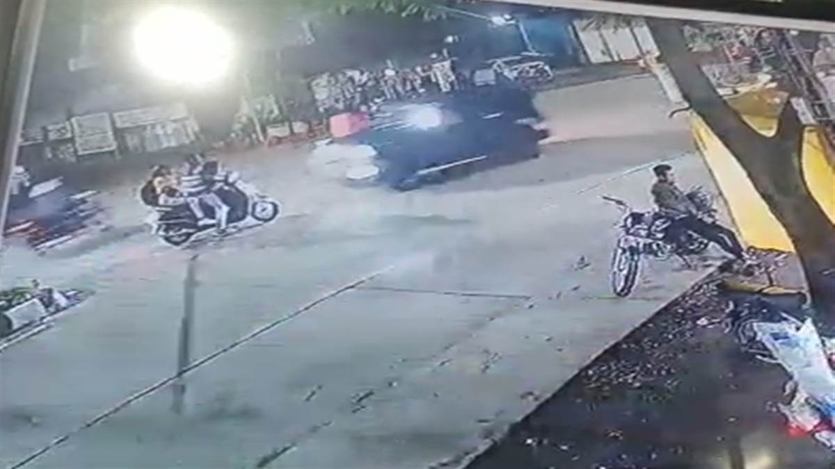 Jabalpur तेज रफ्तार कार ने स्‍कूटी को मारी जोरदार टक्‍कर, वायरल वीडियो