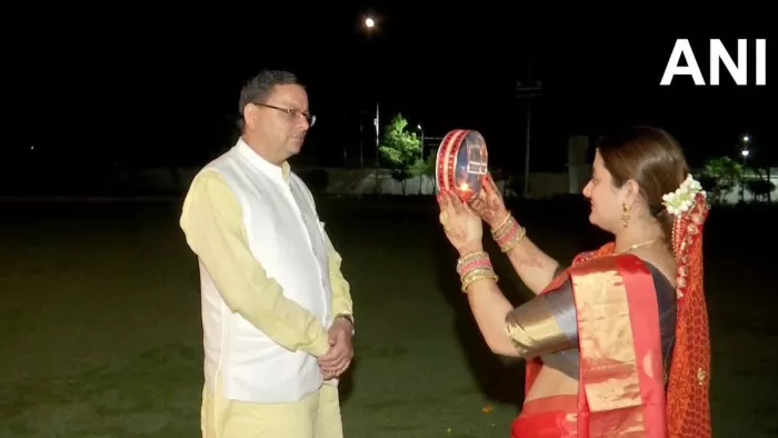 उत्तराखंड के सीएम पुष्कर सिंह धामी की पत्नी गीता धामी ने देहरादून में चांद दिखने पर अपना करवाचौथ का खोला।