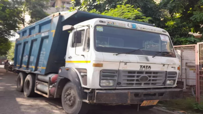 शव के पास पड़े एक बैग में मिले आधार कार्ड से युवती की पहचान विधि के रूप में हुई है।
