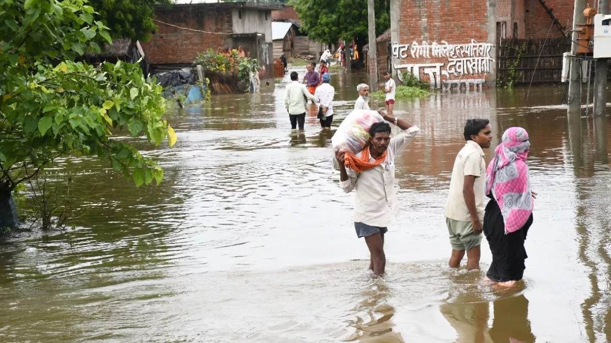 Flood In UP यूपी के 17 से अध‍िक ज‍िले बाढ़ की चपेट में, नगर निकायों