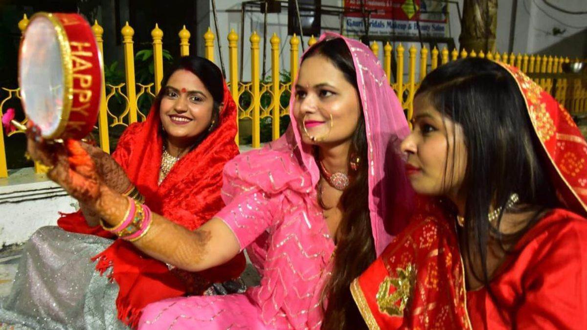 karwa chauth 2022 fast was broken with sight of moon see view of lucknow in pictures