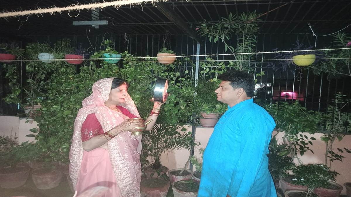 https://www.jagranimages.com/images/newimg/13102022/13_10_2022-karva_chauth_vns_23138511.jpg