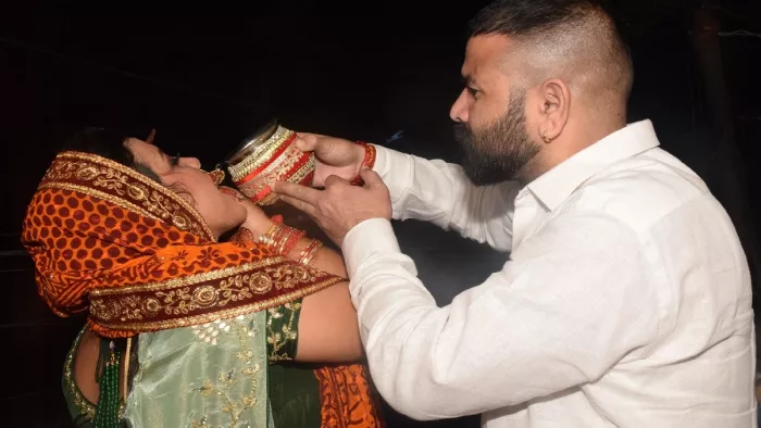 Karwa Chauth 2022 : जैसे ही दिखा चांद सुहागिनों ने पति के हाथों पानी पीकर तोड़ा निर्जला व्रत