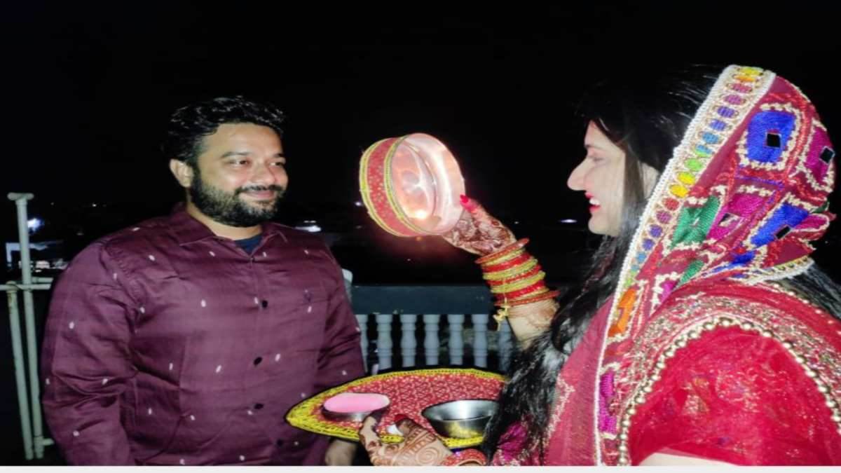 ncr married women open fast after seeing the moon in delhi ncr see latest pictures and video