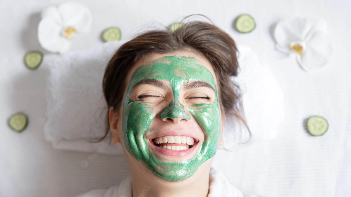 Glowing Skin Tips: चेहरे पर मौजूद दाग-धब्बों के साथ झुर्रियां भी दूर करता है नीम फेस पैक, ऐसे करें इस्तेमाल - Glowing Skin Tips Neem face pack removes wrinkles and gives blemish free skin know how to use it
