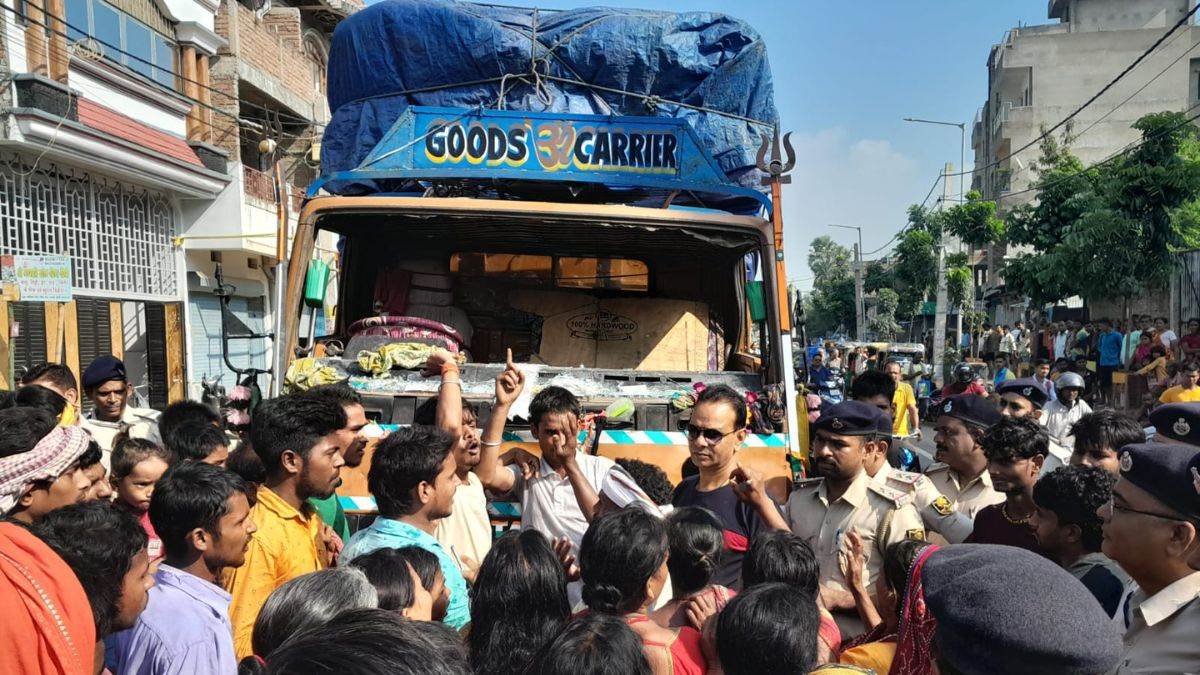 पटना में सड़क हादसे के बाद हंगामा करते लोग। जागरण