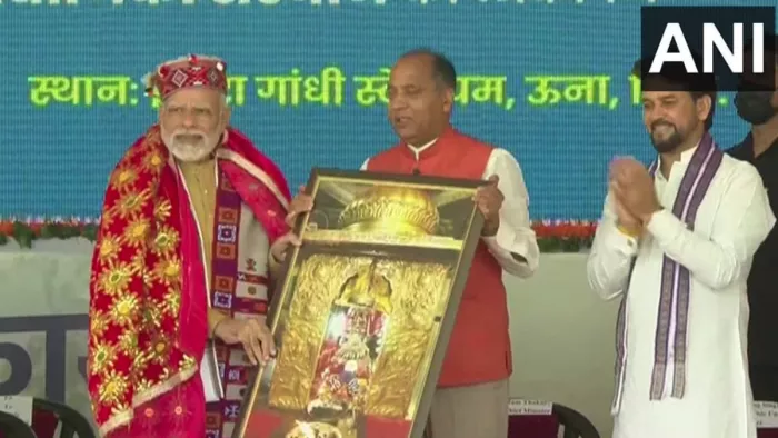 प्रधानमंत्री नरेन्द्र मोदी को माता चिंतपूर्णी की पेंटिंग भेंट करते सीएम जयराम ठाकुर साथ हैं अनुराग ठाकुर।